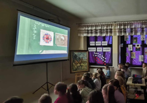 Dzieci oglądają przygotowaną prezentację