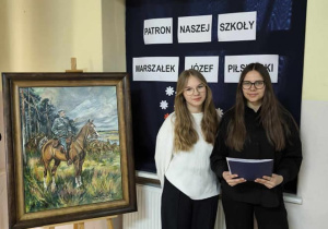 Uczennice klasy VIII przybliżają dzieciom postać Marszałka