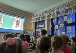 Uczniowie zapoznają się z historią Józefa Piłsudskiego