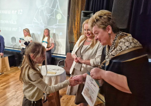 Hania otrzymuje gratulacje i nagrody za zajęcie III miejsca