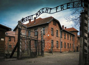 Wycieczka do byłego niemieckiego nazistowskiego obozu zagłady AUSCHWITZ-BIRKENAU