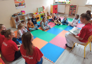 Wolontariusze z Caritas czytali dzieciom