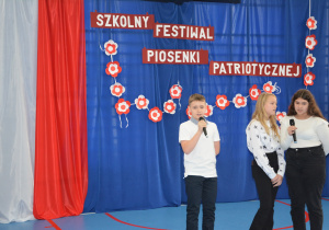 Pieśń patriotyczna w wykonaniu uczniów z Ukrainy:Serhiego, Iwanki i Viktorii