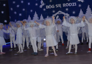 Taniec aniołów w wykonaniu dzieci z oddziału przedszkolnego.