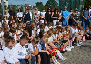 Społecznośc szkolna oczekująca na uroczystość