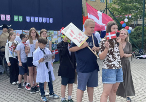 Uczniowie klasy szóstej prezentują informacje o Danii