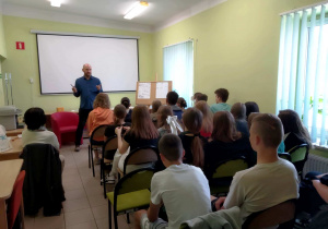 Dzieci biorą udział w rozmowie z p. Jackiem Łapińskim