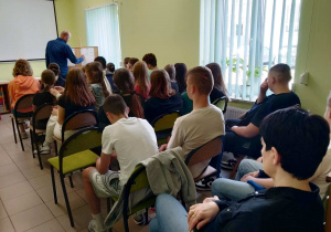 Prowadzący wyjaśnia jak ważne jest czytanie książek