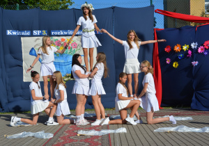 Dziewczynki tańczą układ choreograficzny