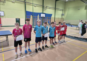 Chłopcy odbierają dyplomy