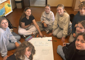 Uczniowie podczas tworzenia kodeksu