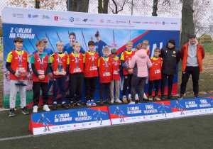 Chłopcy odbierają nagrody