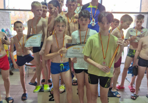 Chłopcy stoją na podium