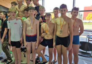 Chłopcy prezentują zdobyte medale