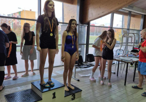 Zawodniczki stoją na podium
