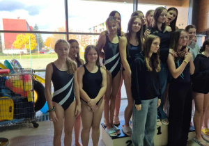 Dziewczynki stoją na podium