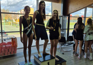 Dziewczynki odbierają medale