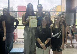 Dziewczynki odbierają dyplom i medale