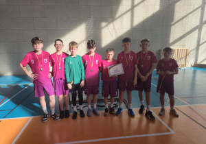 Uczestnicy zawodów prezentują zdobyte medale