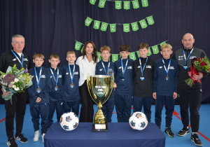 Zdjęcie grupowe: zawodnicy , trenerzy, dyrektor