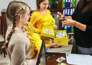 Uczniowie klasy 3b wręczają pani dyrektor pozytywną myśl