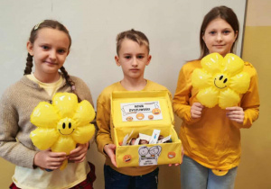 Uczniowie klasy 3b podczas wręczania pozytywnych myśli