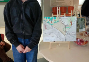 Ola podczas wręczania nagród prezentuje swoją pracę