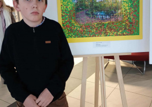 Antoś podczas wręczania nagród prezentuje swoją pracę