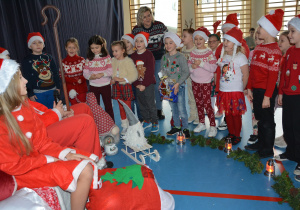 Dzieci stoją przed Mikołajem