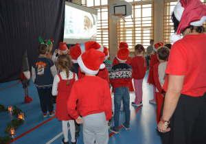 Dzieci w świątecznych przebraniach, odwrócone w stronę ekranu