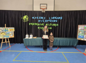 Uczennice na tle dekoracji