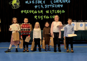 Otylka stoi wśród zwycięzców w swojej kategorii