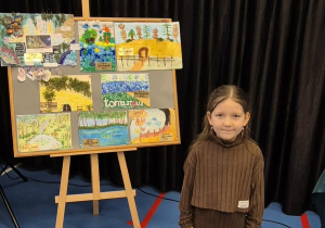 Otylia stoi na tle zwycięskich prac w swojej kategorii