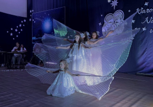 Dziewczynki ze skrzydłami prezentują piękny taniec