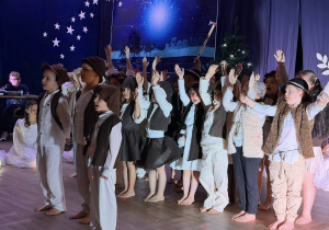 Dzieci z zerówki śpiewają kolędę "Przybieżeli do Betlejem"