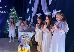 Uczniowie klasy 1a w roli Maryi, Józefa i aniołków