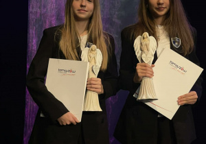 Hania i Julia prezentują otrzymane nagrody