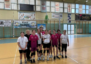 Uczennice wraz z opiekunem podczas odbierania dyplomu