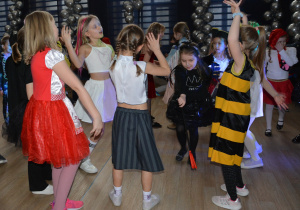 Taneczny korowód utworzony przez dzieci w przebraniach