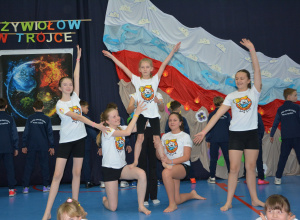 Pokazy akrobatyczne uczennic