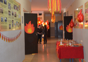 Korytarz w barwach czerwieni i pomarańczy