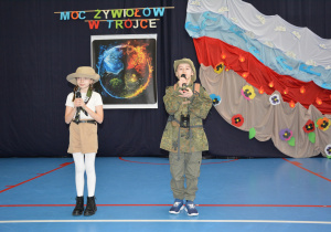 Dziewczynka i chłopiec w strojach podróżników