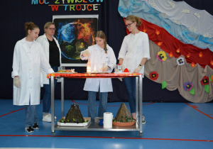 Cztery dziewczyny w białych fartuchach