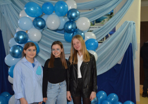 Trzy dziewczyny na tle błękitnych balonów