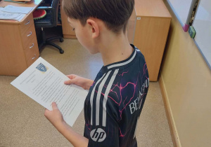 Uczeń czyta przygotowany list