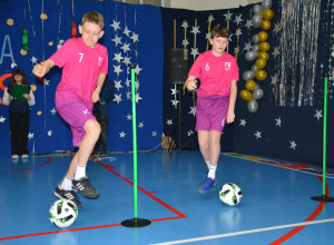 Chłopcy z strojach sportowych