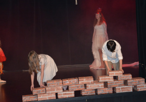 Dzieci układają mur z cegieł