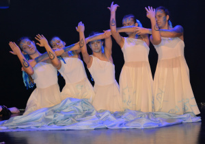 Dziewczynki w białych sukienkach w tanecznej pozie