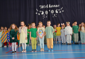 Dzieci uroczyście witają przybyłych gości