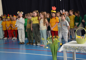 Dzieci recytują swoje role